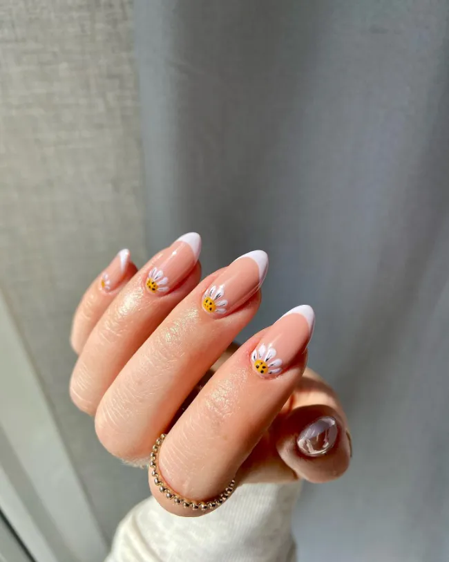 Glossy pink daisy nails