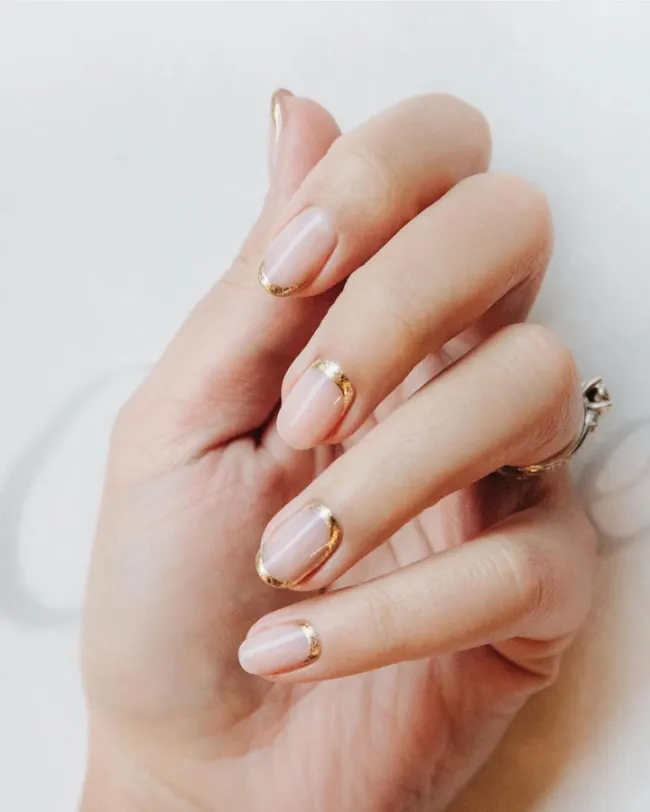 Golden outline nails for brides